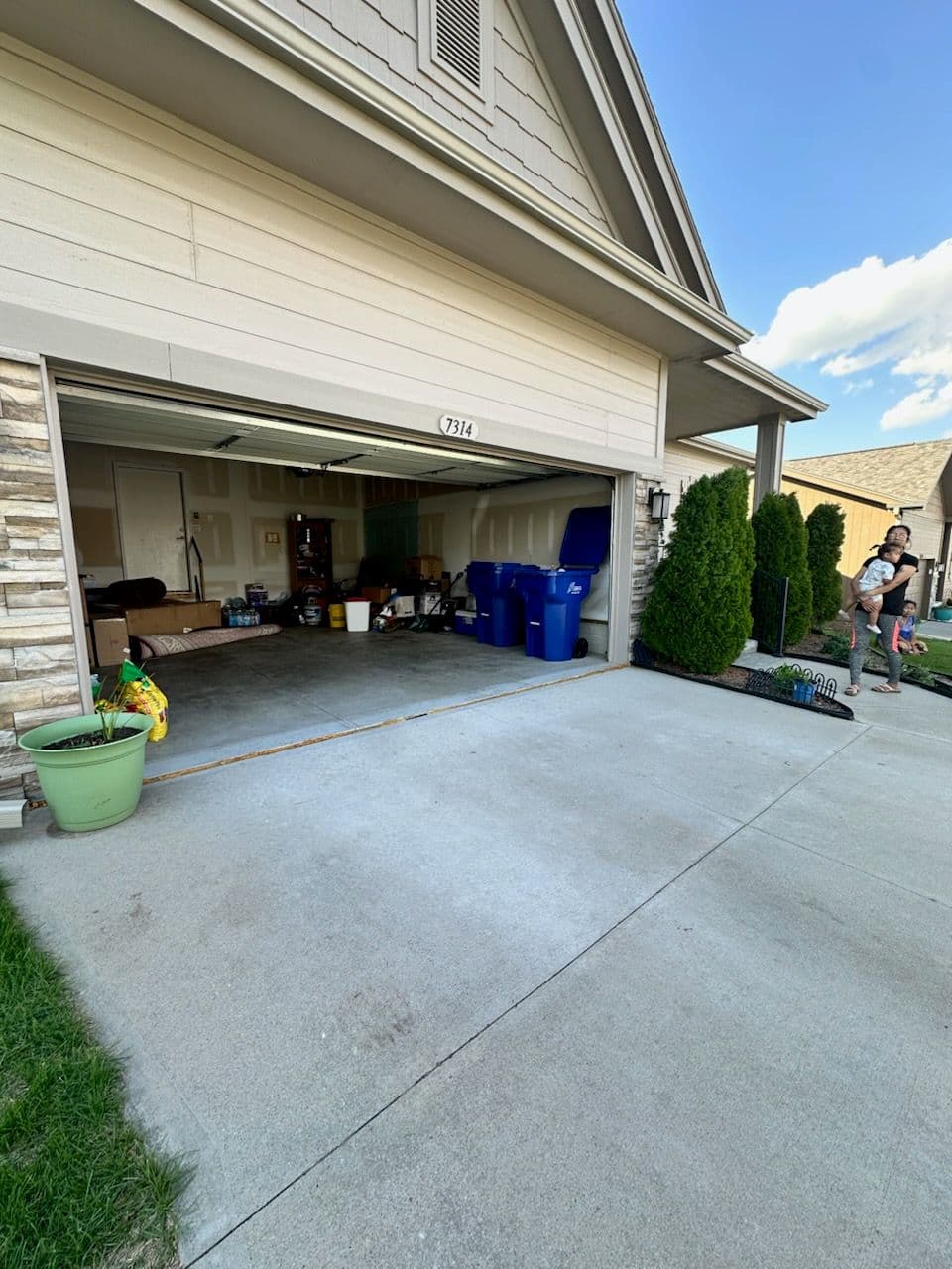 Gallery photos for Garage Junk Removal in Action in Local Area: Image #1