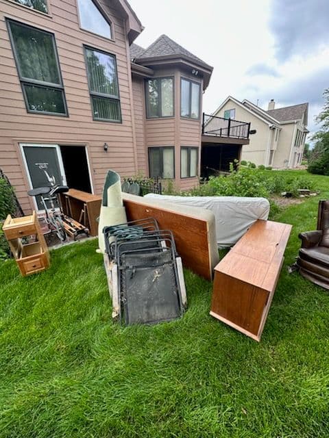 Gallery photos for Revitalized Backyard with Efficient Junk Removal: Image #1